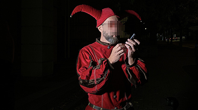 Chová se jako guru. Matka se marně snaží vyrvat syna ze spárů sekty „boha šaška“