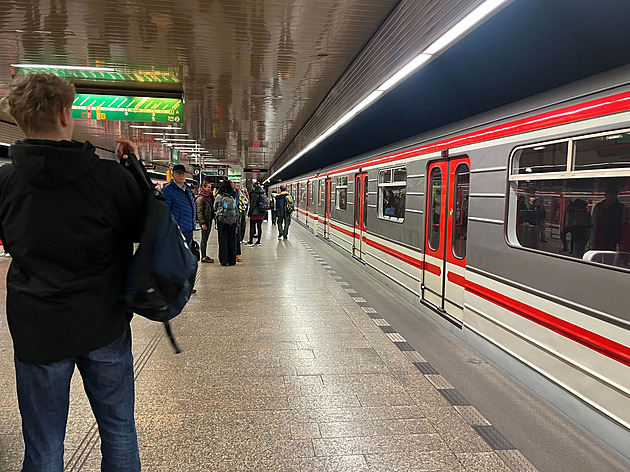 Mezi Dejvickou a Nemocnicí Motol nejezdí metro A, do tunelu vběhl pes