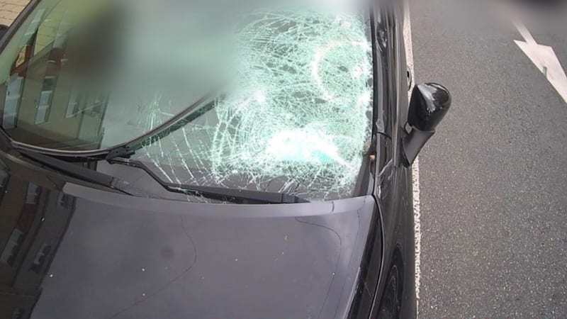 Jízda namol Brnem na píchlých kolech: Opilý řidič vezl matku, strážníky překvapil výmluvou