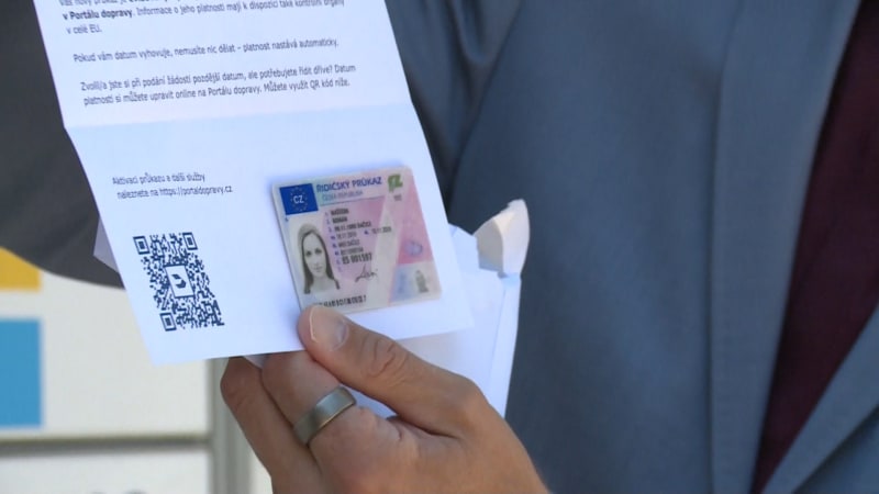 Řidiče čekají zásadní novinky: EU zpřísňuje a mění pravidla. Řidičák bude nahraný v mobilu