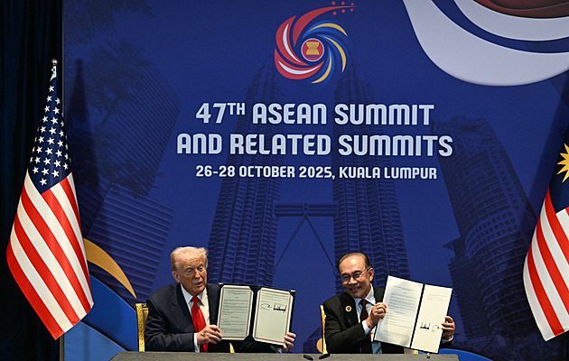 Premiéři Thajska a Kambodže podepsali dohodu o příměří. Asistoval jim Trump