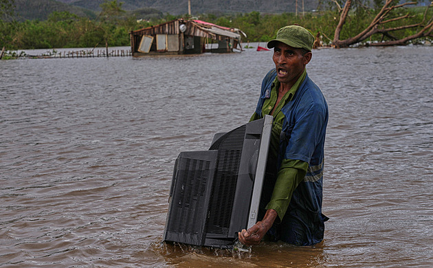 Hurikán Melissa už zabil desítky lidí, nyní míří k Bermudám