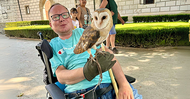 Vzácná nemoc mění influencera v „kámen“. Bez asistenta nezvládne téměř nic