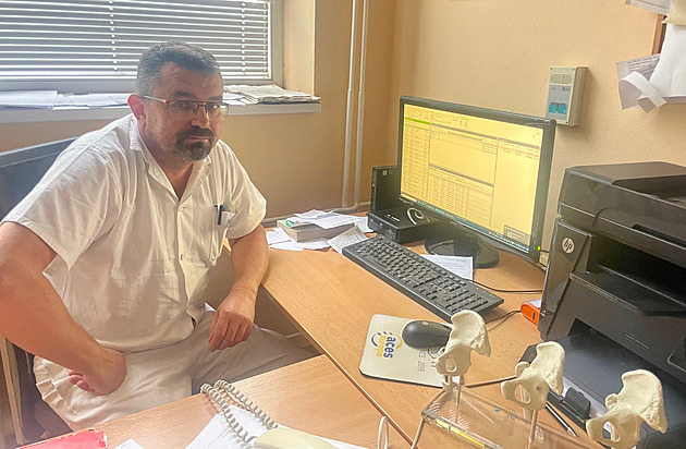 Dělník si vykloubil obě zápěstí a lokty, ruce mu zachránili unikátní operací