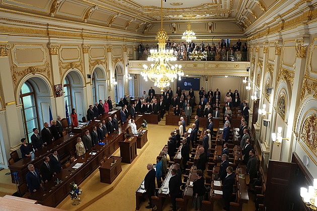 Kdo rozhoduje o Česku? Nejčastěji padesátník v saku, ne nová generace