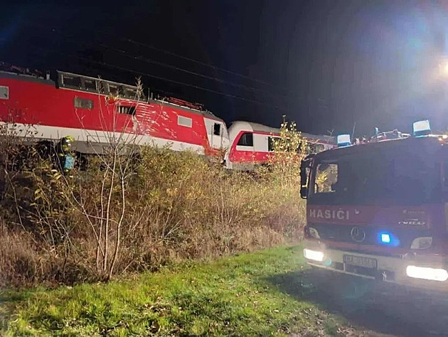 Nedaleko Bratislavy se srazily vlaky, jeden projel na červenou. Zraněných jsou desítky