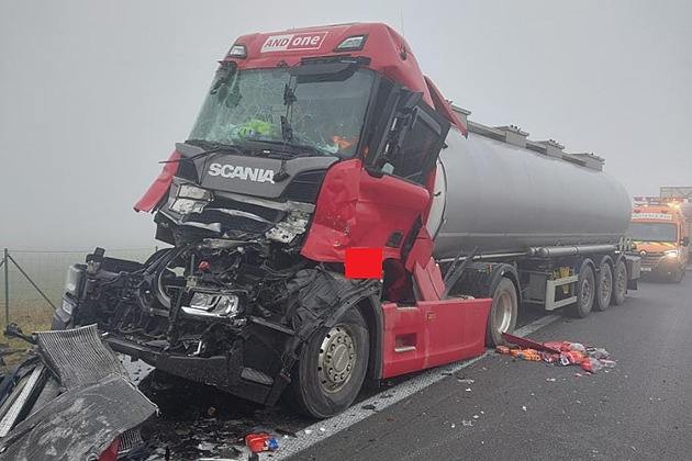 D1 u Bíteše ochromila série nehod, řidiče zaskočila hustá mlha. Zranění i v autobuse