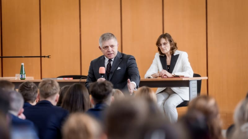 Studenti nesouhlasili s Ficem, ten je poslal válčit na Ukrajinu. Došlo i na cinkání klíči