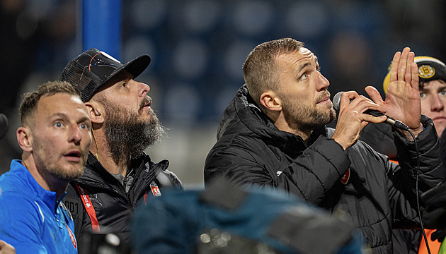 POHLED: Když se fotbalisté odtrhnou od reality. Kdo jim bude fandit příště?