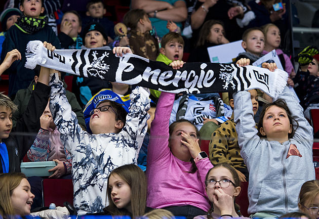 Máš tu svoji školku? škádlili Tomka. Pištící děti školní zápas „vyprodaly“