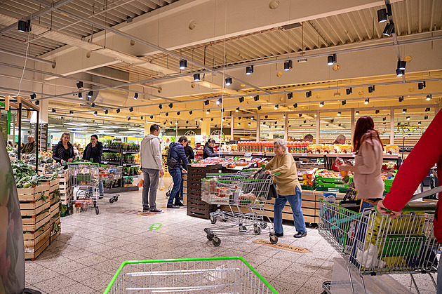 Supermarkety budou opět platit vyšší daň. Peníze půjdou třeba na komunikace
