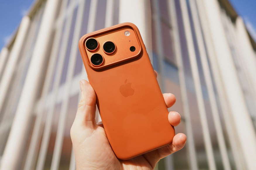 Mobilní telefony v příštím roce nepříjemně zdraží. Apple má ale šanci potopit Samsung