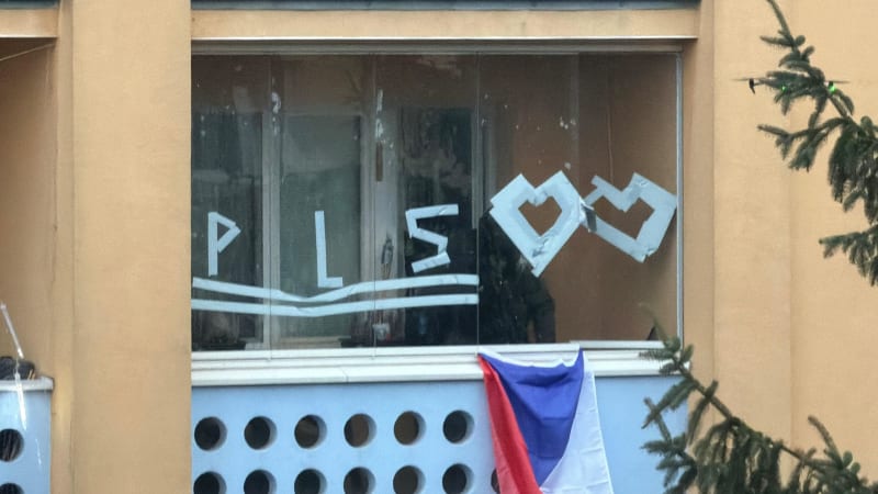 Drama v Praze: Muž se zabarikádoval a hrozil zapálením domu. Zpacifikovala ho zásahovka