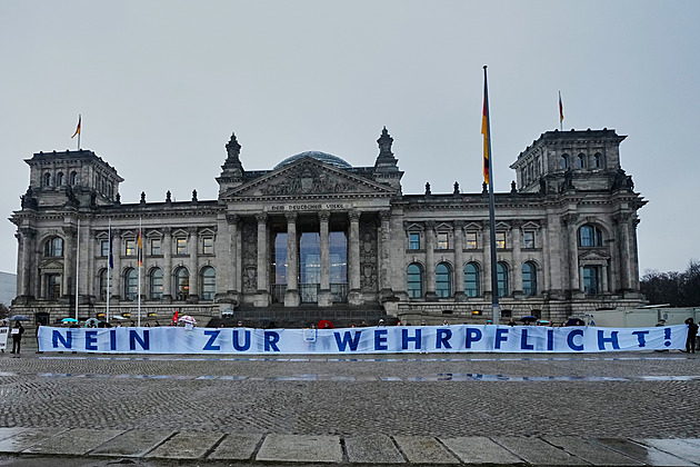 Německo schválilo povinnou vojnu, studenti napříč zemí vyrazili protestovat