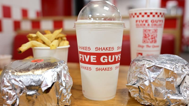 Menu od 300 korun, ale žádné polotovary. Řetězec Five Guys v Česku otevírá první pobočku