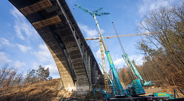 Začalo bourání první poloviny Šmejkalky, řidičům na D1 přineslo omezení