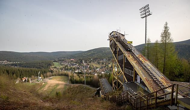 Milionový dluh a spor o ředitele. Harrachov opustil spolek, o můstky dále stojí