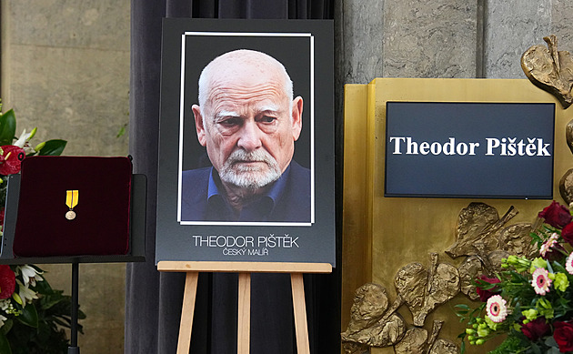Na poslední rozloučení s výtvarníkem Theodorem Pištěkem dohlížela Hradní stráž
