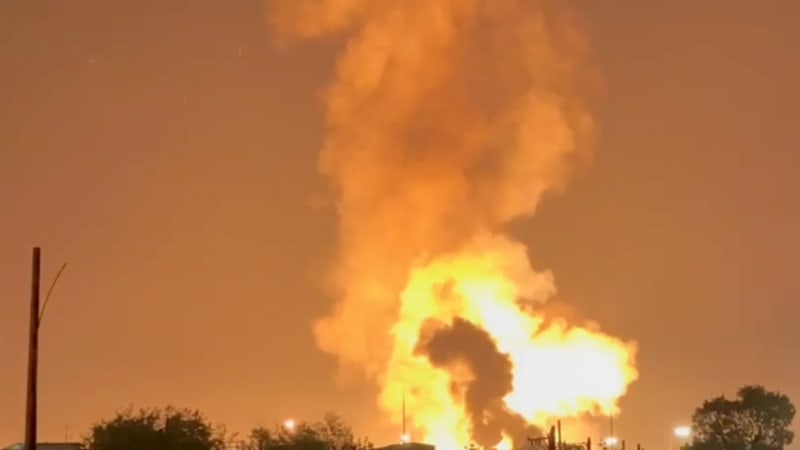 Tvrdý úder Ukrajinců: Zasáhli ruskou rafinérii stovky kilometrů od fronty. Hlásí oběti
