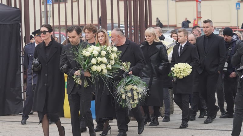 Marešův průvod, vulgarity i žal vdovy Nikoly: Nejdojemnější momenty pohřbu Hezuckého