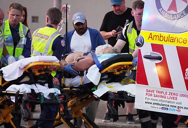 Při střelbě na pláži v Sydney zemřelo nejméně šestnáct lidí. Konala se zde chanuka