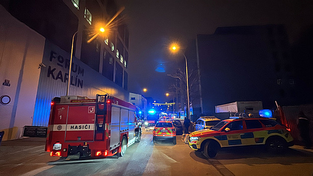 Hasiči a policie zasahují v Karlíně kvůli úniku plynu, uzavřeli Pernerovu ulici