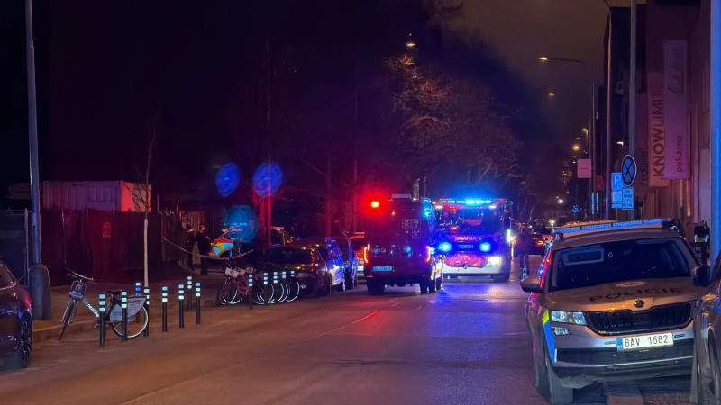 Poplach v Karlíně: Hasiči zasahují u koncertní haly kvůli úniku plynu 