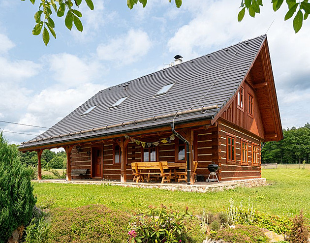 Láska na Rokycansku. Postavil si krásnou roubenku a při stavbě stihl i veselku