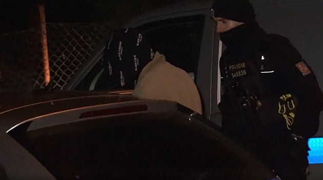 Muže obviněného z únosu chlapce přivezla eskorta k soudu, rozhoduje se o vazbě