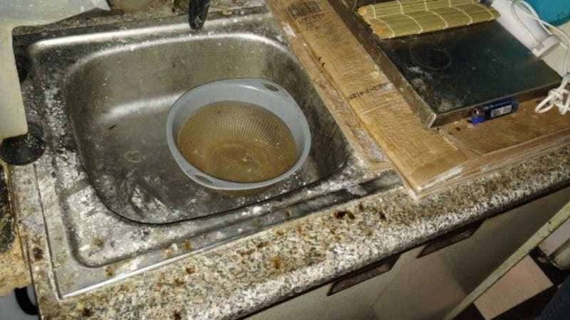 Nechutné záběry z Brna: Plíseň v mrazáku, kouření i špinavý záchod. Bistro muselo zavřít