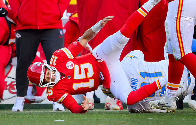 Po třech titulech se Mahomes vážně zranil, vrátí se ve stylu legendárního Bradyho?