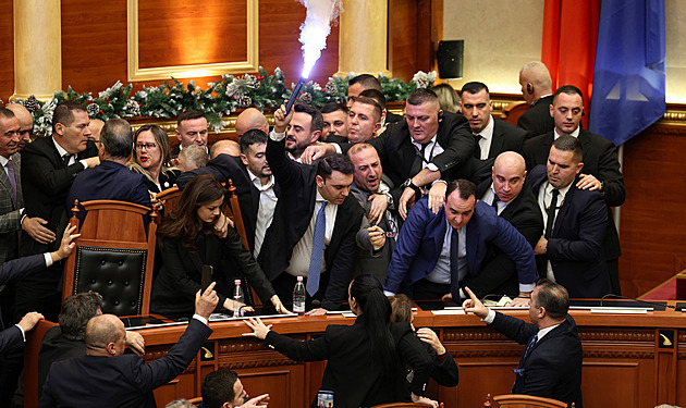 Potyčka v albánském parlamentu. Na předsedovi přistála lahev, hořela i světlice