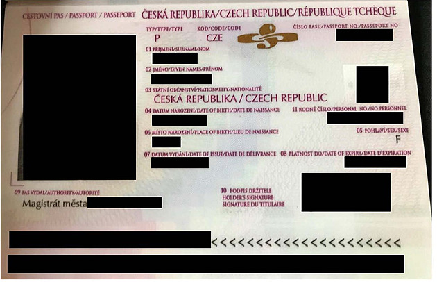 Nové snímky z kauzy Epstein. Ukazují český pas, Ficova poradce i popisky na ženách