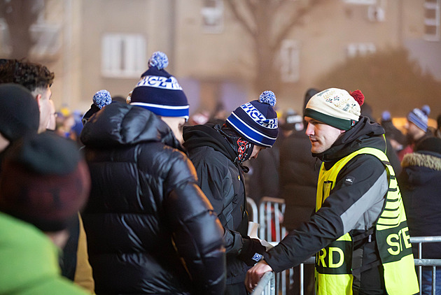Pořadatelé v Olomouci zkontrolovali fanoušky Lechu. Pár cizinců dovnitř nepustili, jiné přesunuli
