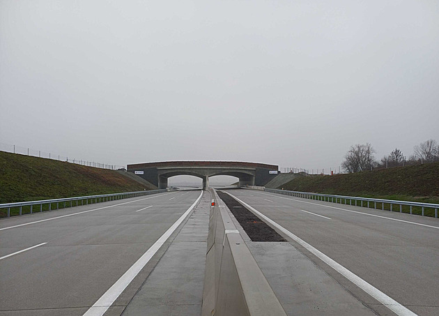 Hotovo po téměř šedesáti letech. Silničáři u Přerova zprovozní poslední úsek D1