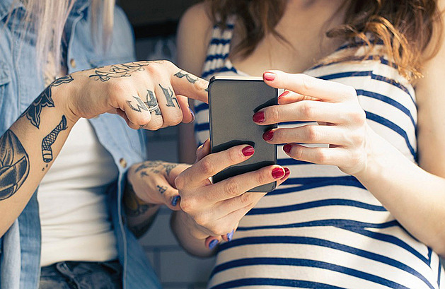 Řežou se mezi sebou, někteří i sami sebe. Jediný výrobce smartphonů se může smát