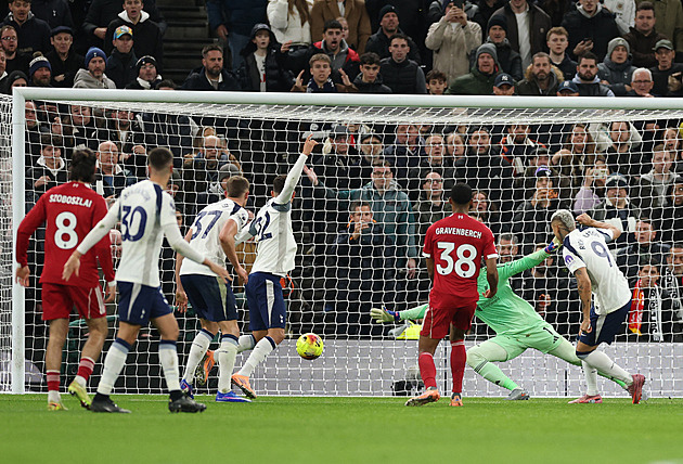 ONLINE: Wolves opět bez bodu, Liverpool ovládl šlágr. Do akce jde Arsenal i Leeds