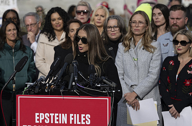 Epstein vyžadoval školní průkazy, aby měl jistotu, že dívky jsou nezletilé, říká oběť