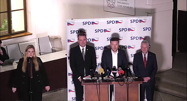 Okamura úkoloval, jak skončit v muniční iniciativě. Zůna i novináři museli mlčet