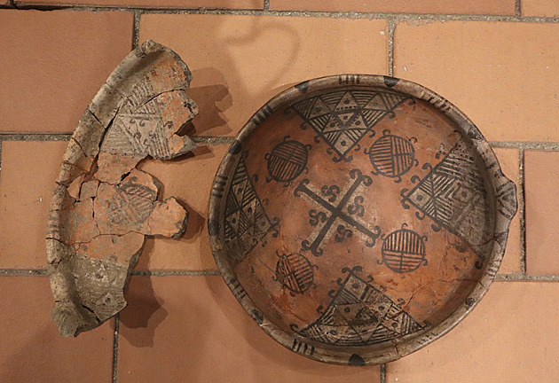 Archeologové po 120 letech našli zbytek vzácné mísy. Pravidla však brání spojení dílů