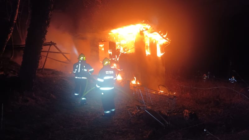 Hořelo v brusírně skla na Klatovsku: Patrový objekt pohltily plameny. Škody jdou do milionů