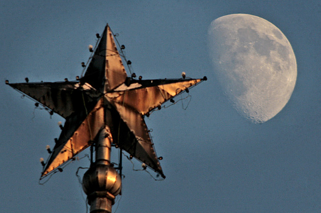 Když vy, tak my taky. Na stavbu jaderné elektrárny na Měsíci si troufají i Rusové