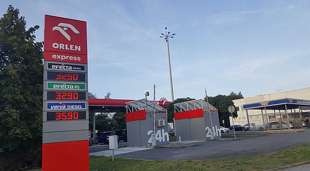 Benzin v Česku je nejlevnější za více než čtyři roky, klesá i cena nafty