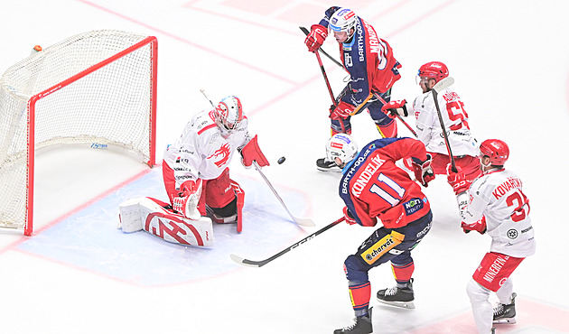 ONLINE: Litvínov zvyšuje v Hradci, Kladno ztrácí. Hraje se i šlágr Pardubic s Třincem