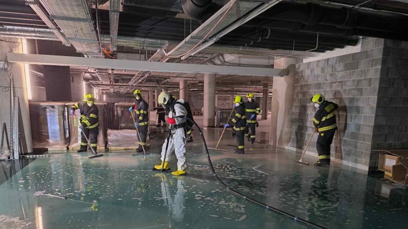 Do královéhradeckého kampusu unikly tisíce litrů fridexu. Hasiči ho odčerpávali šest hodin