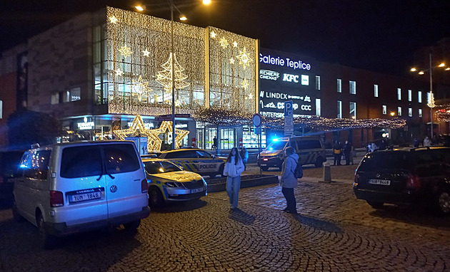 Policisté evakuují obchodní centrum v Teplicích, anonym hrozil střelbou