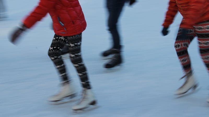 Na tenký led ve Špindlu vyrazila bruslařka s kočárkem. Šokovaní strážníci varují videem
