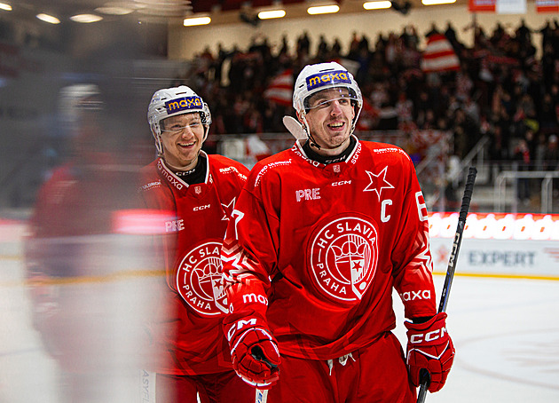 Slávisté zastavili Vsetín a vévodí první hokejové lize, druhá Jihlava udolala Kolín