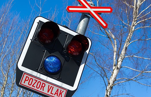 Vlak srazil u Havlíčkova Brodu na přejezdu ženu, zraněním podlehla