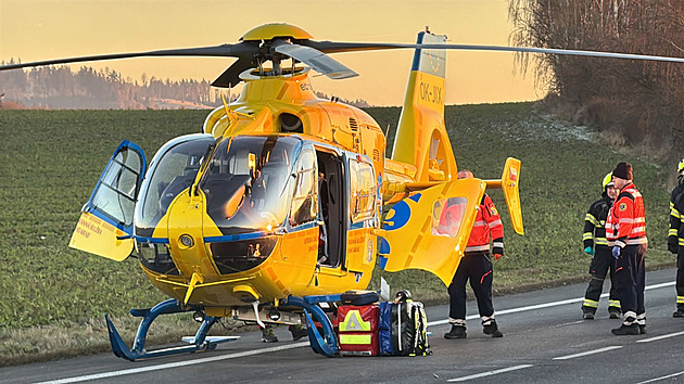 U Bystřice na Benešovsku se srazilo osobní a nákladní auto, silnice je uzavřená